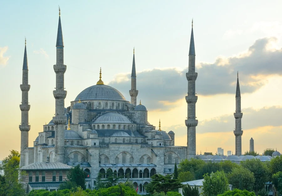 Голубая мечеть на рассвете — Sultan Ahmed Camii с шестью минаретами над Стамбулом